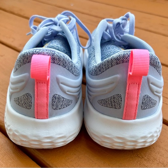 New balance women’s sneakers like new condition. Worn once size 10 - Picture 3 of 5